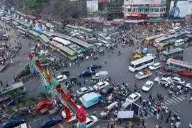 红绿灯“密度”最大的路，1公里就有31个，当地人对其褒贬不一图片