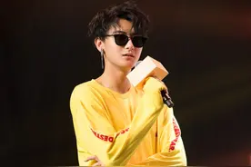 搞笑艺人黄子韬，连时尚造型都十分的有趣图片
