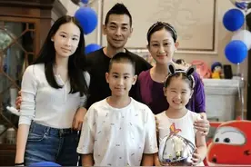 赵文卓夫妇晒照为大儿子庆生，一家五口出镜，14岁大女儿引发热议图片