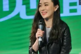 霍思燕出席活动穿短裙，磨磨蹭蹭艰难坐下，坐下就尴尬了！哈哈图片