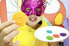 妹子试吃“向日葵巧克力”，漂亮的花朵散发着浓郁甜香，好想尝尝视频封面