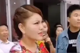37岁乌兰图雅冒雨演出，一身花衣表情严肃，曾谈旧爱哽咽至今单身图片