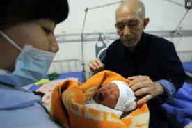 实拍：72岁老人再添一孩子，医生护士都为他竖拇指图片