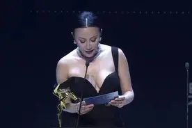 能够淡定面对肩带滑落的女人，面对兵荒马乱也不足惧图片