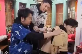 雷佳音贾乃亮给邓伦拔罐，露出后背皮肤光滑细腻，窥见完美身材图片