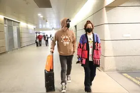 刘翔还是挺可爱的，穿卡通卫衣真显年轻，身材好完全不显幼稚图片