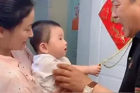 “识货”宝宝火了，姥爷来家里做客，孩子拽着金链子不松手图片