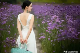 拍照被嫌土？阿姨们学会了这5个摄影姿势，好看、自然又年轻图片