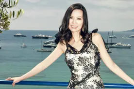 51岁邓文迪与肌肉男海边戏水，泳装暴露发福身材，肚子全是赘肉图片