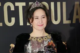何超琼不愧是赌王一手带大的女儿，穿亮片裙戴皇冠，像个大公主图片