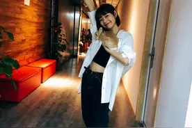 “减肥模板”段奥娟上线了，穿黑色小背心露蛮腰，短发少女又可爱图片