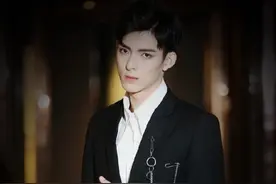 他是《陈情令》中心肠狠毒的薛洋，然而，生活中的王皓轩更加帅气图片