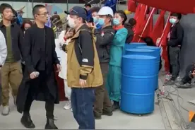 49岁汪峰现身五一晚会，一双罗圈腿细如麻杆，被指瘦得只剩头图片