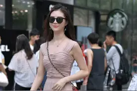 脚踝骨感的美女，穿上尖头平底鞋，很有艺术感图片