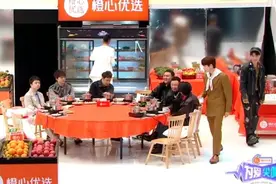 这就是已婚男性的自觉！潘玮柏后台专心吃火锅，不忘戴墨镜耍酷图片