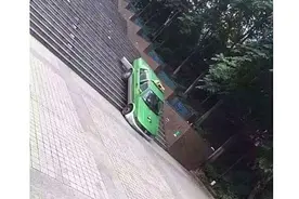 死神对一对情侣说，你们剪刀石头布吧，输的死图片