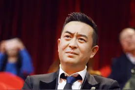 “老戏骨”张嘉译，婚后十年为何0绯闻？看看老婆是谁你就懂了图片
