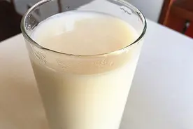 钟南山建议多喝牛奶，人到中年要补钙，选牛奶好还是钙片好？图片