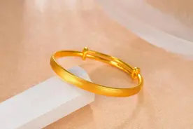 母亲的金手镯，丢失了三年多，如今终于失而复得图片