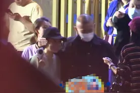 聂远携娇妻深夜聚餐，与异性亲密搂肩告别，曾在家似皇帝惹争议图片