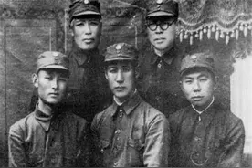 教导员上任，营长见他后愣住了：你不是常来我家收租的地主少爷吗图片