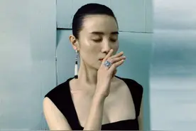 别人出门都要化妆，宋佳上杂志却素颜，虽雀斑肉眼可见，但仍好美图片