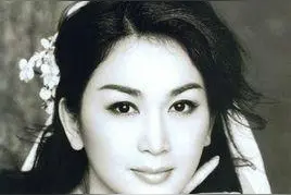 "艳星"温碧霞嫁入豪门20年未生子，54岁再拍大尺度片引非议图片