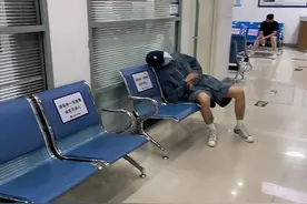 千万网红现身医院，做完检查晕在椅子上，还有粉丝想要上前合影？图片