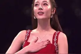 迪丽热巴走出机场摘帽子时忘记开美颜，看清素颜后，网友：不敢信图片
