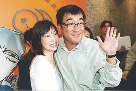 连“渣”两任女神后，李宗盛认爱小27岁娇妻，眼神一刻离不开图片