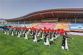 珲春市文化馆群众艺术团 红歌串烧舞动对党的热爱图片