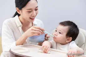 宝宝添加辅食吃水果有讲究，果汁果泥大不同，生吃熟吃要分清图片