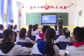 新疆吉木乃县：由“黑板+粉笔”到多媒体教学一体机图片