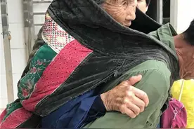 孝子推着母亲求医治病，路上碰到两件奇事，母亲的病却出奇的好了图片