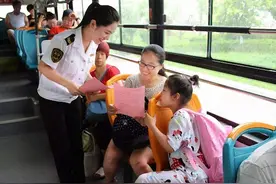 宝妈抱娃尿在公交车垃圾桶里，被大学生指责：没素质图片