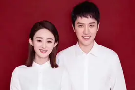 冯绍峰与2岁儿子罕同框，两人牵手画面温馨，分别时还多次回头看图片
