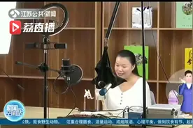 自信！连云港无臂女子熟练用脚 为家乡直播带货图片