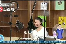 自信！连云港无臂女子熟练用脚 为家乡直播带货图片