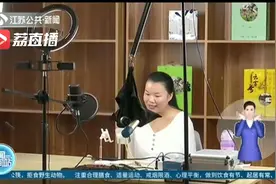 自信！连云港无臂女子熟练用脚 为家乡直播带货图片