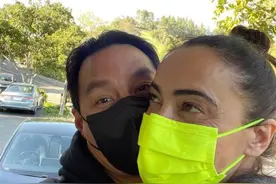 吴彦祖晒照为老婆庆生，两人贴脸亲吻好恩爱，自曝无性婚姻已10年图片