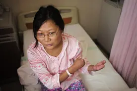 没手没脚的湖北女，跪行读完大学，开店做设计，仅用大拇指敲电脑图片