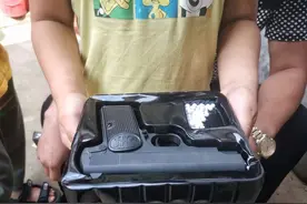 山东小伙批发玩具枪获刑十年，六年后案件将在监狱中再审，究竟是玩具还是枪，当事人称愿“用身体做试验”图片