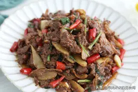 牛肉这样炒，不老也不柴，滑嫩爽口，香辣又下饭，其实做法很简单图片