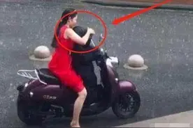 宝妈冒雨接送孩子，雨幕中上演动人一幕，网友哽咽：为母则刚图片
