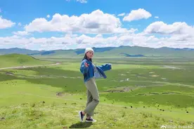 有爱！跳水冠军夫妇携全家出游，一家5口在草原拍合影超温馨图片