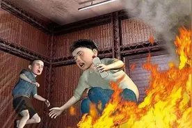 危险！小孩找妈妈顺窗从3楼爬至2楼被困图片
