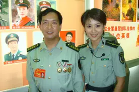 丁晓兵：全军唯一用左手敬礼的将军，割断自己伤臂，押回越军俘虏图片