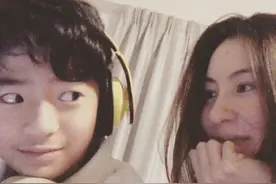 张柏芝独自带仨儿子现身机场，幼子正面曝光，颜值超高惊艳网友图片