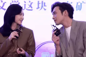 连眼神都是糖，这荧幕情侣，是真的在谈恋爱吧图片