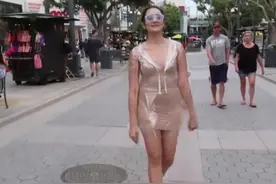 法国美女穿透明衣逛街，为什么看似无用的衣服，却大有用处？图片